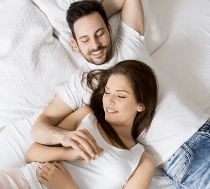 Feliz pareja después de aplicar el gel Pulsero